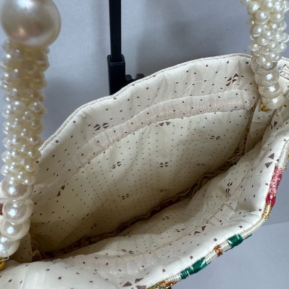 Floral Embroidered Cream Handbag - Picture 9 of 11